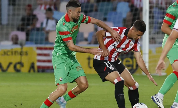 Moi Gómez cae lesionado en el amistoso contra el Athletic