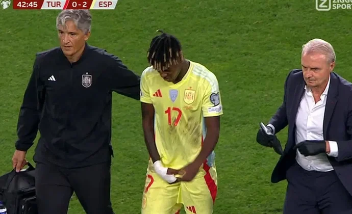 Nico Williams pide el cambio por molestias en el aductor