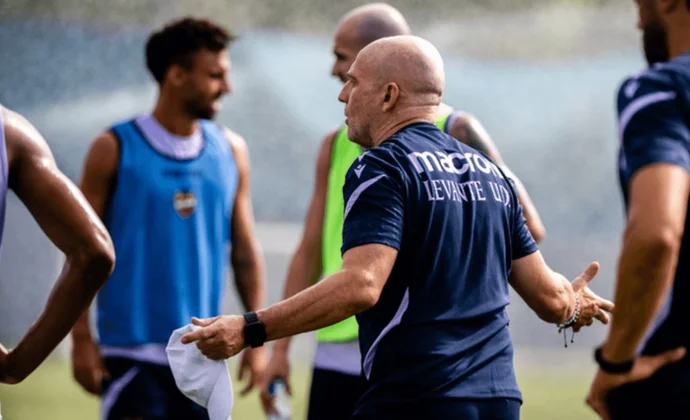 Calero ya trabaja con una defensa de cuatro a puerta cerrada