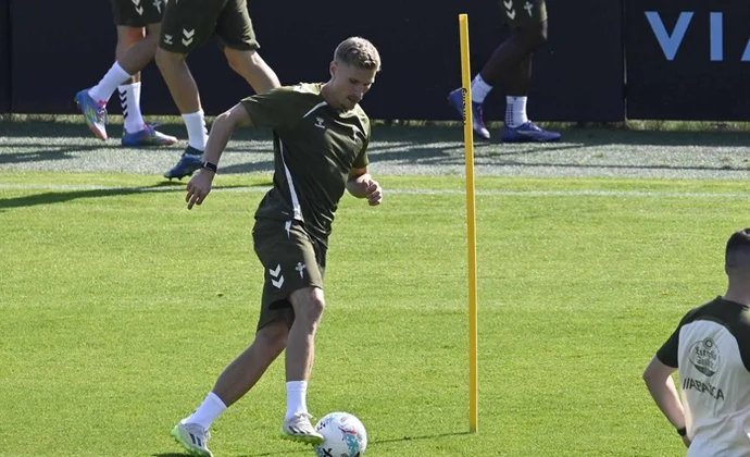 Starfelt se incorpora parcialmente al grupo y Marcos Alonso sigue al margen