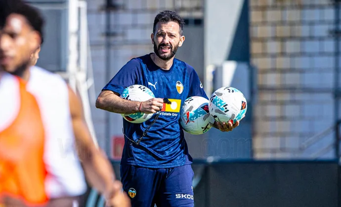 Corberán medita su defensa para frenar al Barça en el Johan Cruyff