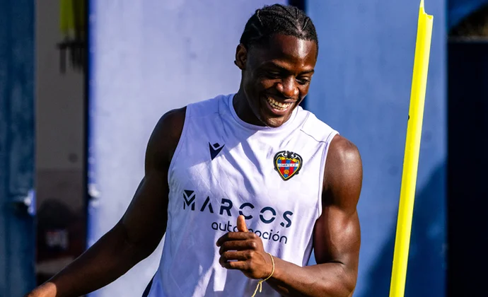 Etta Eyong deslumbra a Calero y apunta al once contra el Betis