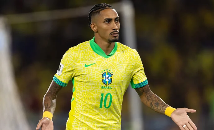 Raphinha termina jugando 30 minutos esta madrugada con Brasil y enfada al Barça