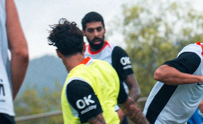 Samu Costa parte de cero y busca recuperar su sitio en el once