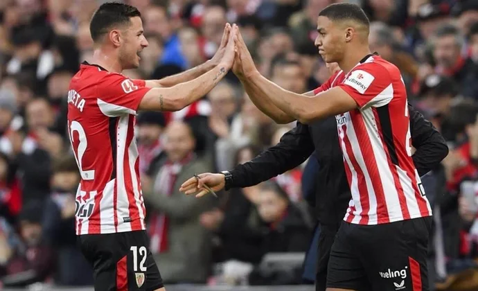 Valverde busca un ‘9’ de referencia para fijar a los centrales del Alavés