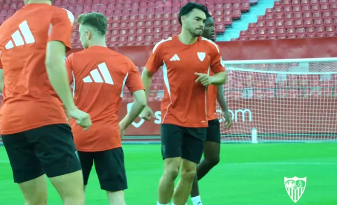 Suazo regresa al césped y reanuda los entrenamientos con el Sevilla
