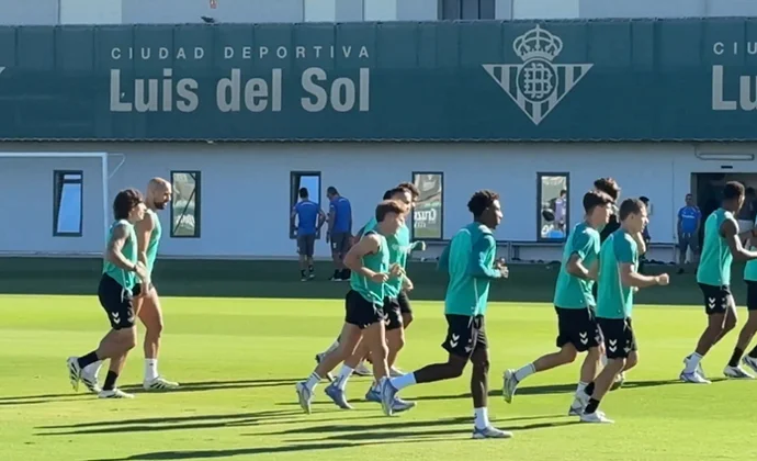 Junior, Amrabat y Bakambu se suman al trabajo grupal y Bartra continúa al margen