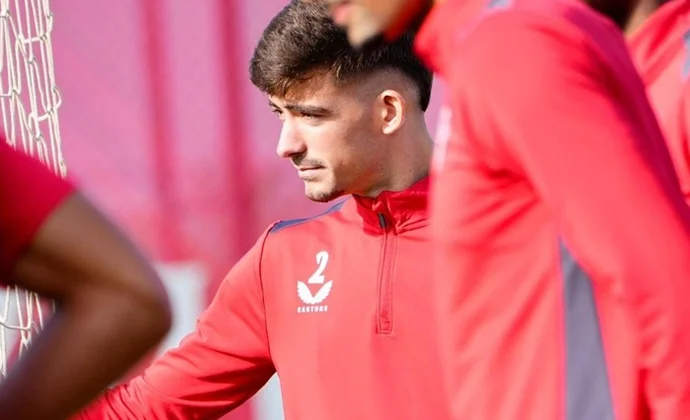 Kike Salas se queda fuera del once por molestias sufridas durante el entrenamiento del jueves