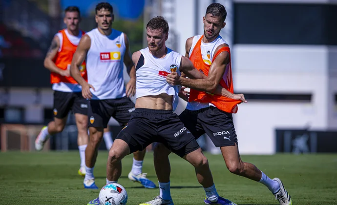 Corberán dirige con toda la plantilla disponible y le da vueltas a la defensa de cinco