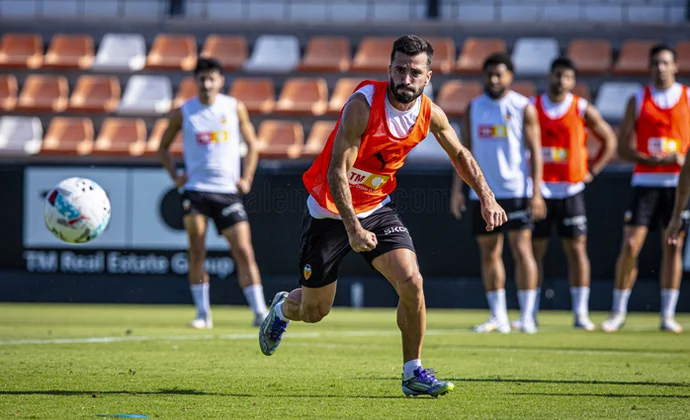 El Valencia se ejercita con toda la plantilla disponible y un jugador del filial