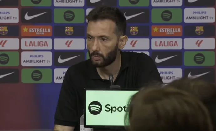 Corberán trata de explicar el planteamiento defensivo y habla de Fermín, Beltrán y Thierry