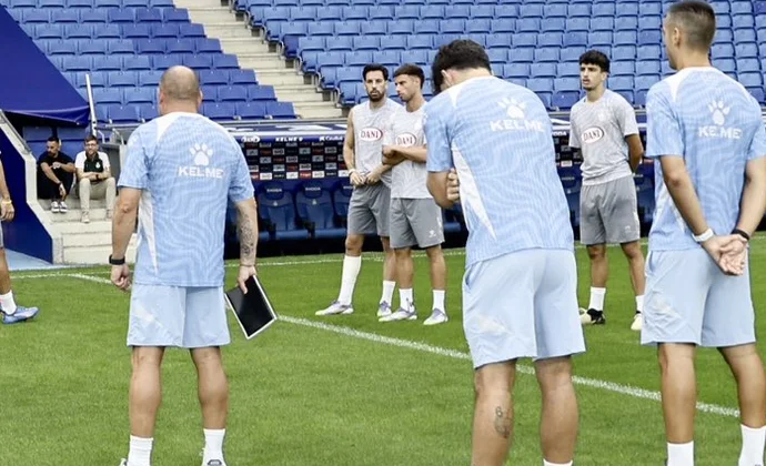 Edu Expósito entrena con un vendaje en el gemelo y podría ser la duda de Manolo