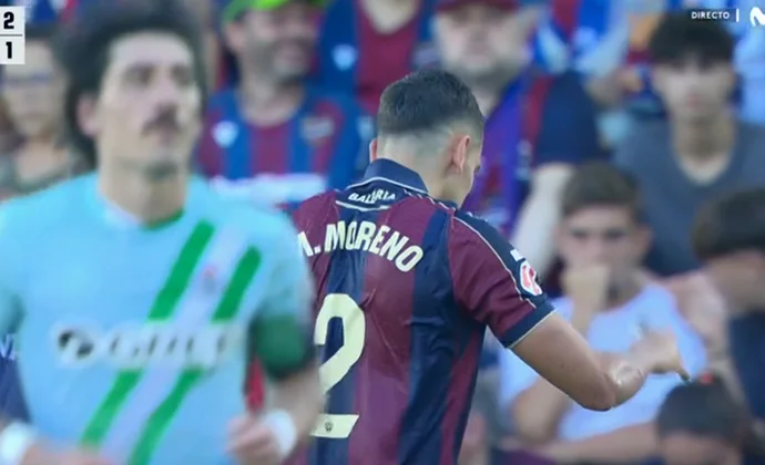 Matías Moreno pide el cambio por calambres