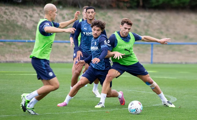 Carlos Benavídez, con el grupo en la primera sesión de la semana