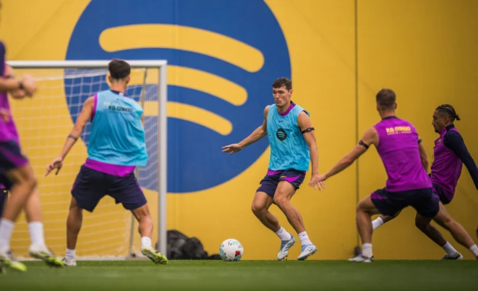 Frenkie De Jong entrena con el grupo en la vuelta al trabajo del Barça