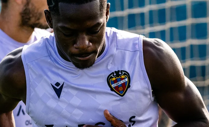 Moreno y Etta Eyong se ejercitan con normalidad tras superar los calambres