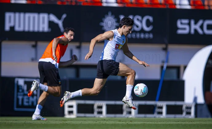 El Valencia de Carlos Corberán comienza a preparar el partido frente al Athletic