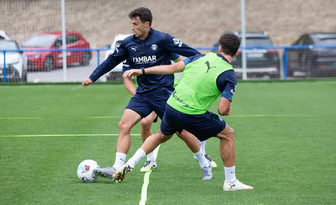 Coudet dirige un entrenamiento con todos disponibles y estudia posibles cambios en el once