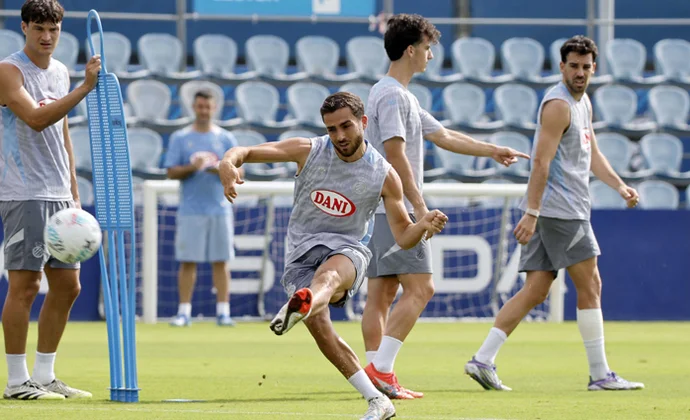 Edu Expósito se ejercita con aparente normalidad, pero todavía con el vendaje