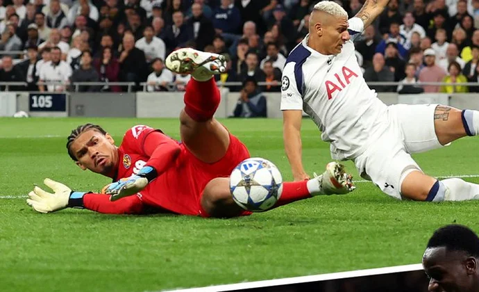 El Villarreal y Marcelino protegen a Luiz Júnior tras su error en Inglaterra