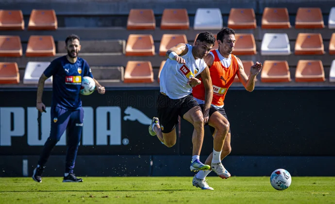 El Valencia se ejercita sin bajas mientras Corberán ya trabaja con defensa de cuatro