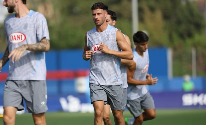 Edu Expósito se ejercita con el grupo ya sin el vendaje en el gemelo