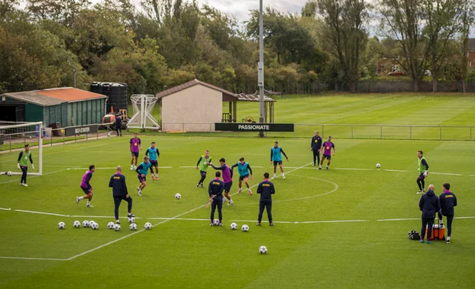 Cubarsí se ejercita al margen en la vuelta al trabajo del Barça tras el triunfo europeo