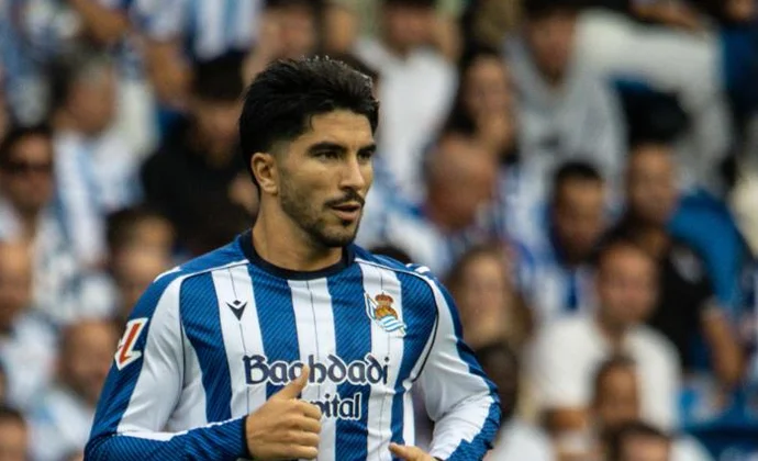 La prensa guipuzcoana apuesta por Carlos Soler y Brais para el centro del campo en La Cartuja