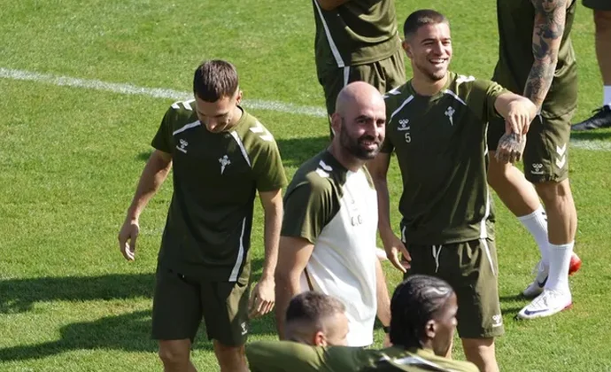 Marcos Alonso, duda para el Rayo tras un nuevo entreno parcial con el Celta