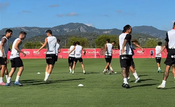 Kumbulla regresa con el grupo y se une a la preparación del Mallorca