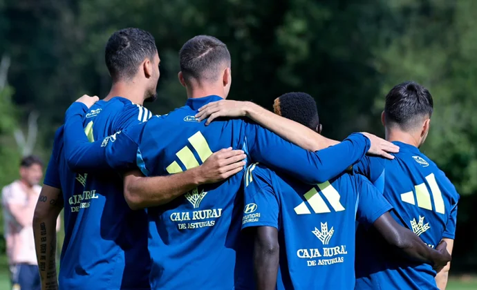 Chaira y Nacho Vidal suman una sesión más con el Real Oviedo mientras esperan su alta médica