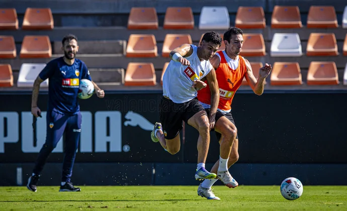 Valencia refuerza la solidez defensiva con trabajo de ejercicios con defensa de cuatro