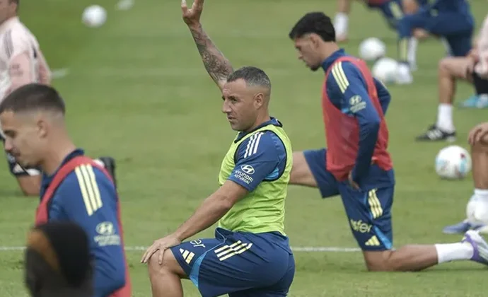 Cazorla se recupera del golpe. Costas, Ejaria y Nacho Vidal, bajas en la primera sesión de la semana