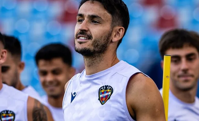 El Levante se ejercita este lunes sin bajas y rotaciones puntuales en mente