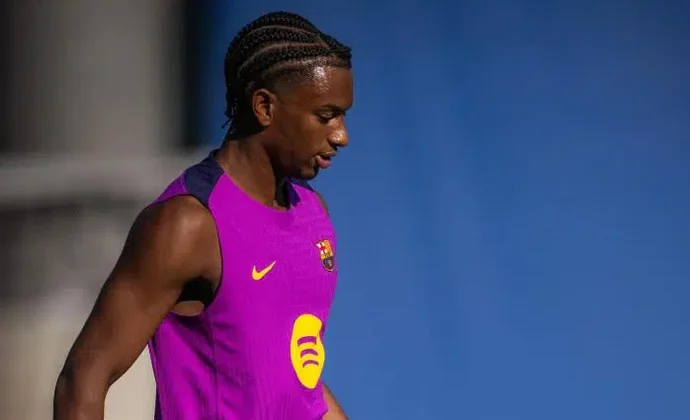 Alejandro Balde vuelve al grupo en una sesión con cuatro bajas