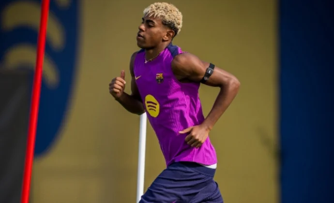 Lamine Yamal ya toca balón sobre el césped con la vista puesta en el PSG