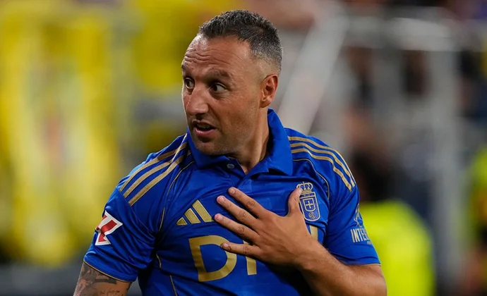 Santi Cazorla será titular contra el Barcelona