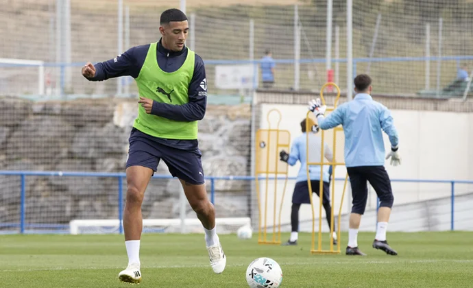 El Deportivo Alavés entrena pendiente de la evolución de Calebe