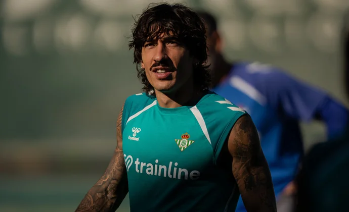 Bellerín no está al cien por cien y Pellegrini reserva a Ortiz por si tiene que alinearlo el domingo