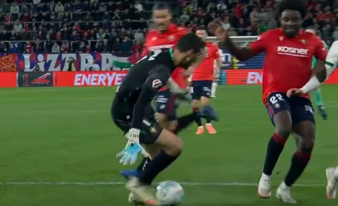 Herrera toca el balón y anula la asistencia de Febas a Pedrosa