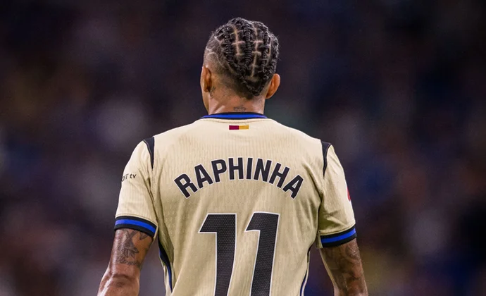 Raphinha se toca la parte posterior del muslo tras ser sustituido