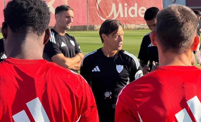 Azpilicueta y Kike Salas gestionan las cargas y Joan Jordan completa la sesión