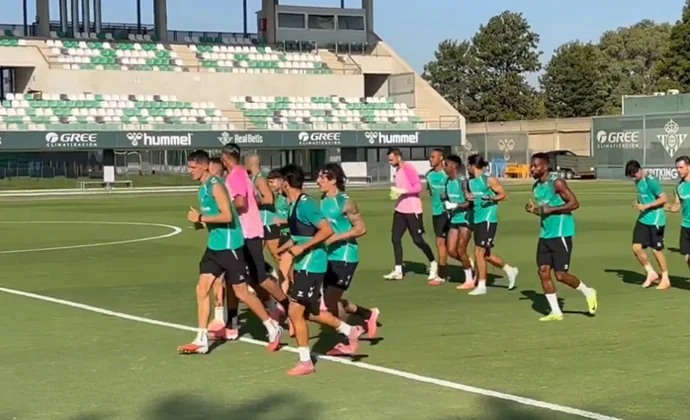 Bellerín, como ayer, repite con el grupo y Pellegrini tiene cuatro bajas