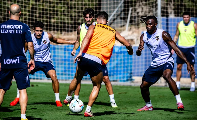 El Levante completa la última sesión de la semana con toda la plantilla disponible