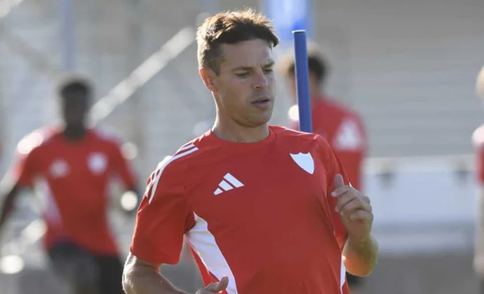 Azpilicueta vuelve al grupo y Kike Salas se convierte en duda