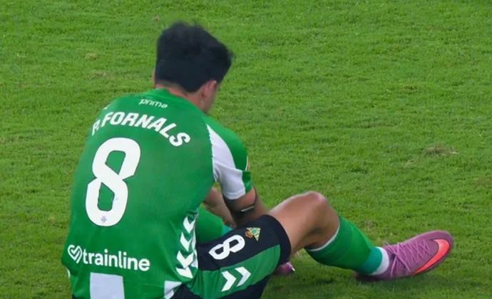 Fornals se tuerce el tobillo, aunque no parece grave