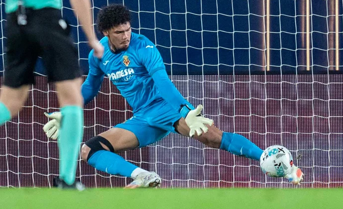 Luiz Júnior enmienda su error y reconduce la situación