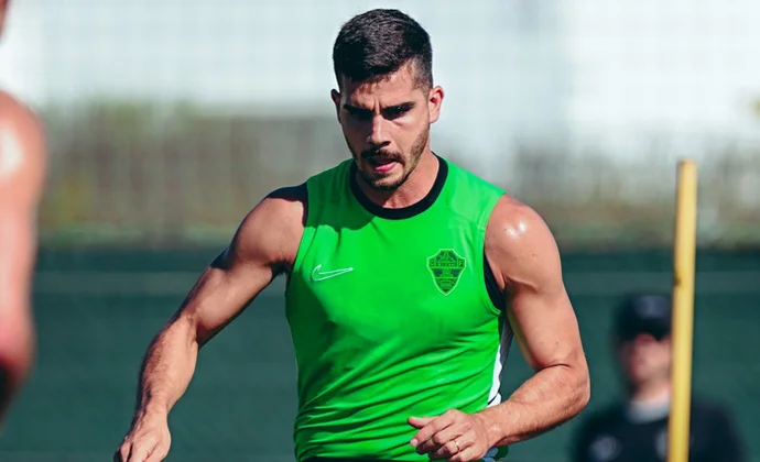 Sesión de recuperación del Elche pendiente de Fort, Martim Neto y Redondo