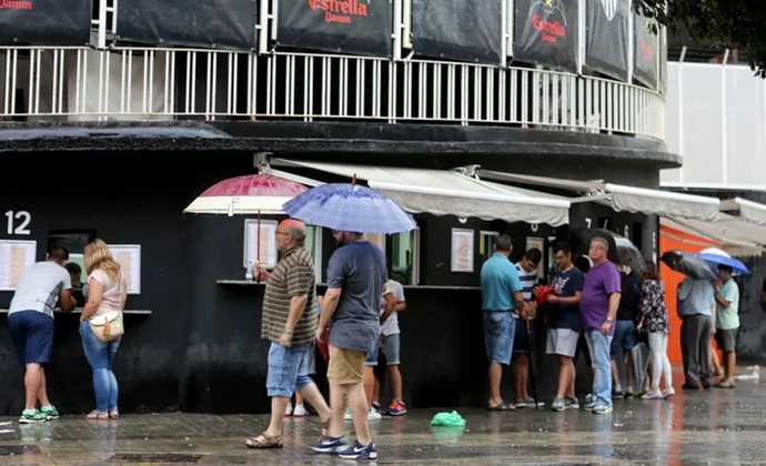 El Valencia - Real Oviedo se aplaza a mañana por las lluvias torrenciales