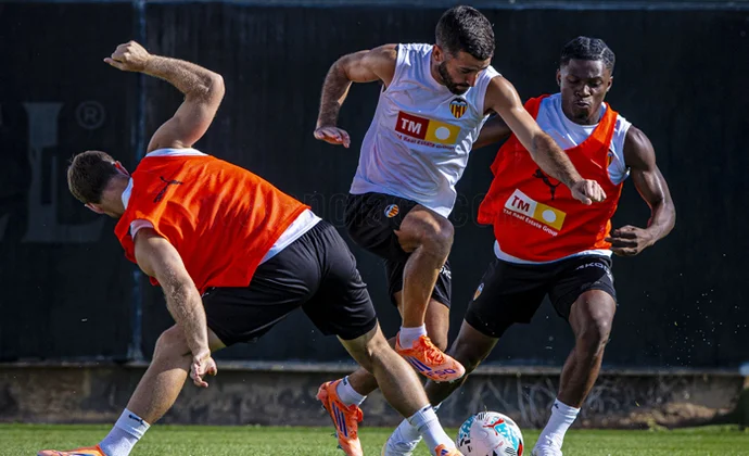 El Valencia se ejercita en Paterna tras el aplazamiento del partido frente al Real Oviedo